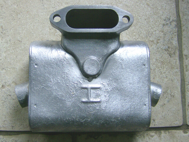 WEST BEND 610  820 EXHAUST MANIFOLD (2).JPG